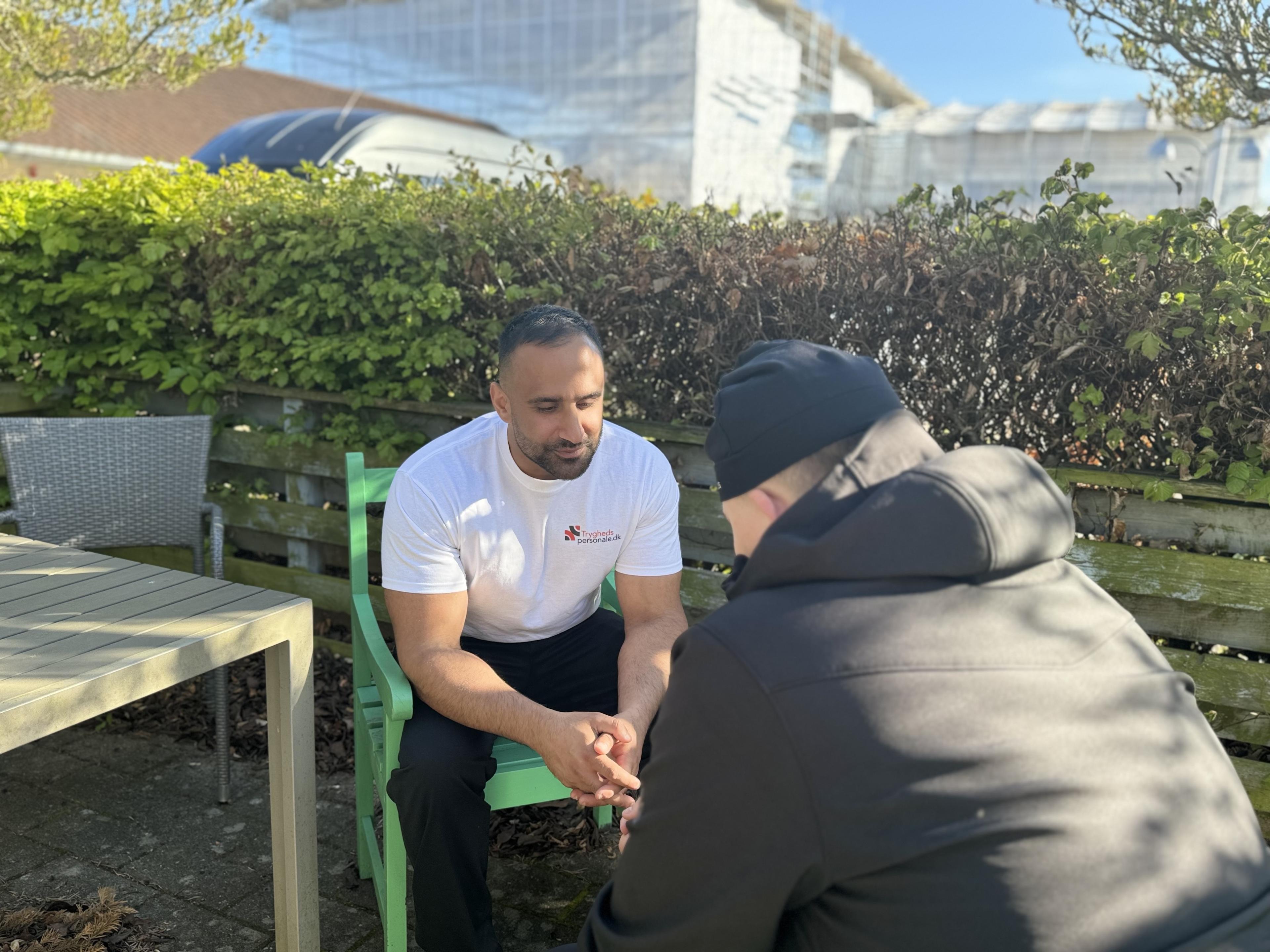 Tryghedsmedarbejder i samtale med borger i Holbæk