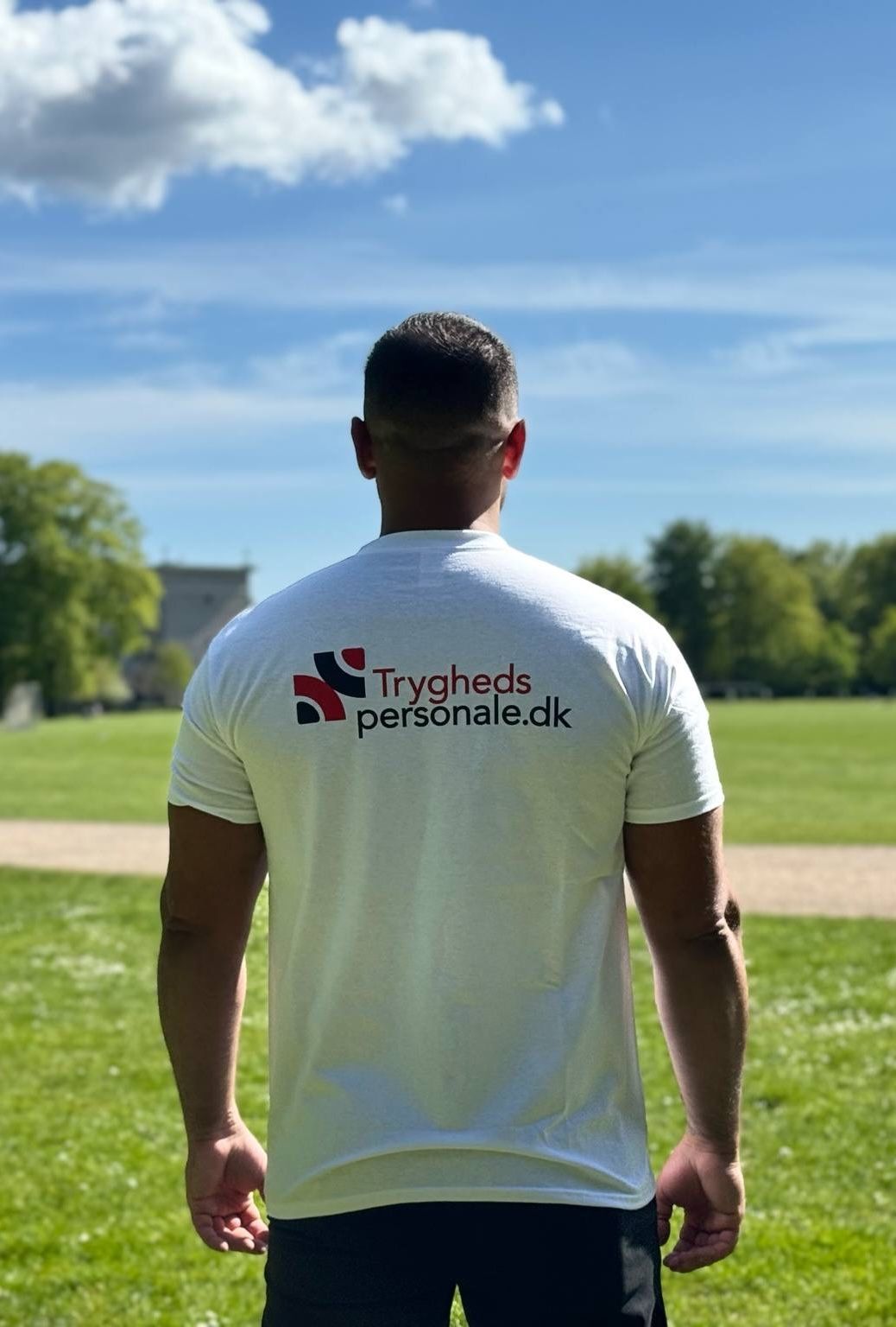 Tryghedspersonale medarbejder med logo på ryggen - professionel støtte