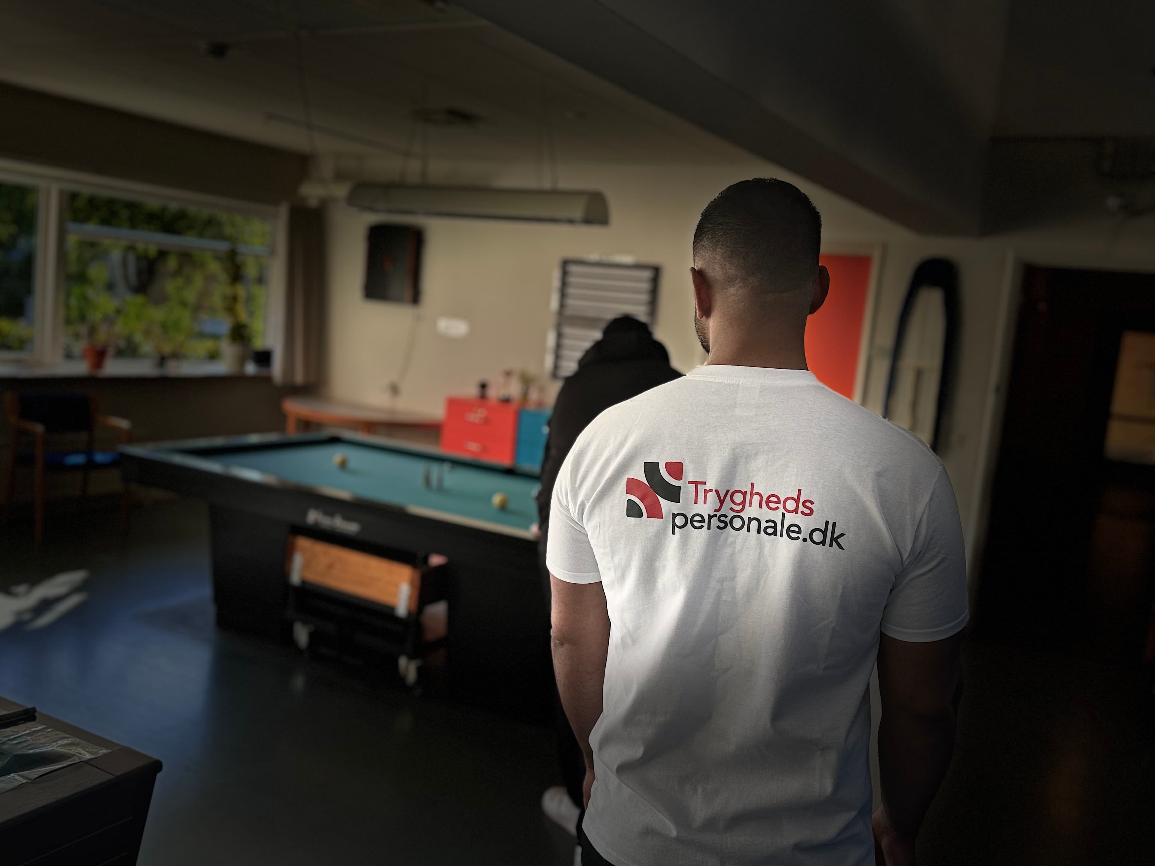 Tryghedspersonale medarbejder udfylder dokumentation - grundig opfølgning