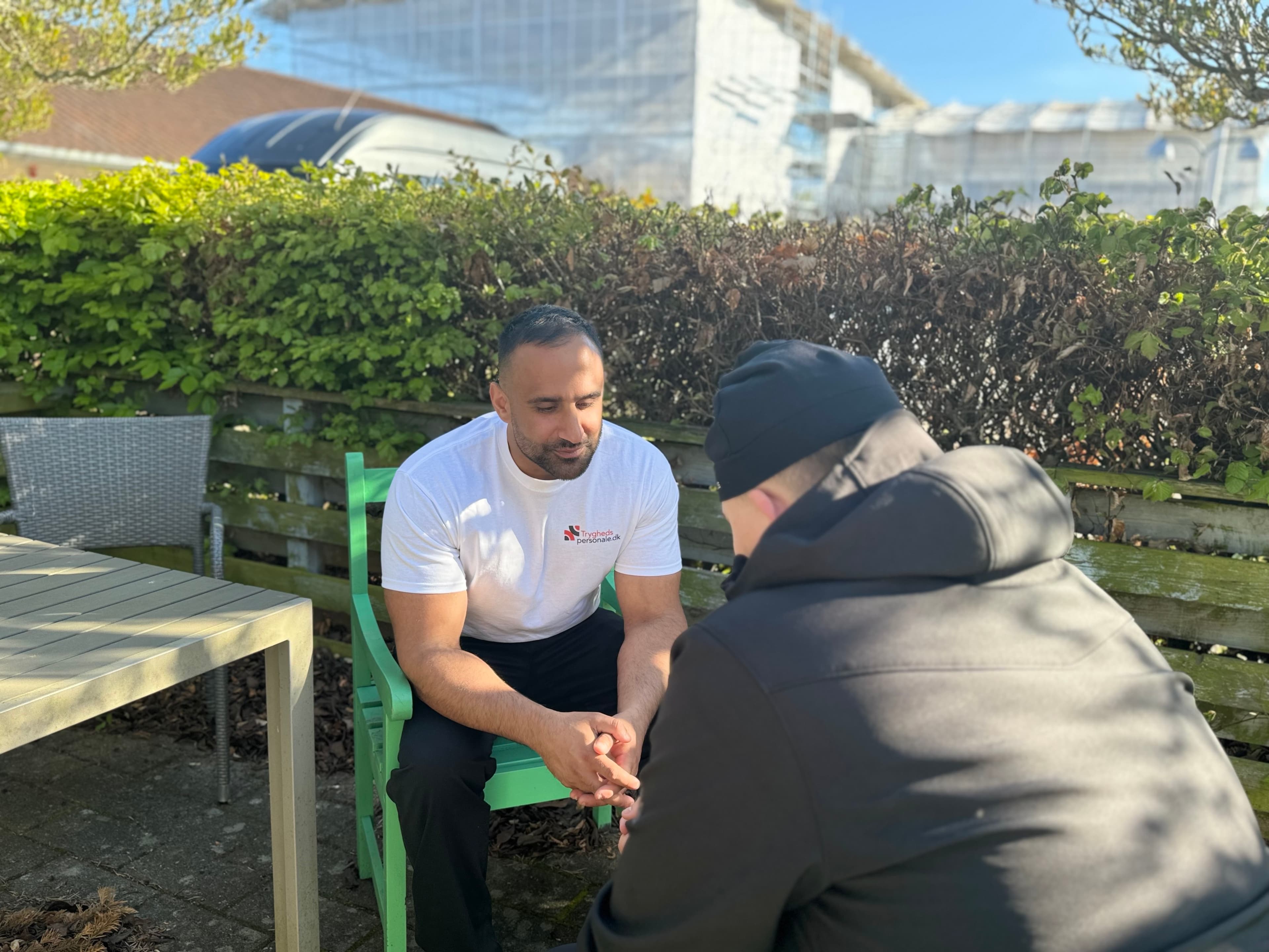 Tryghedsmedarbejder i samtale med borger på botilbud